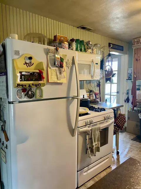 Kitchen - 533 E State Hwy 60, Mitchell, IN 47446 photo 4 of 4