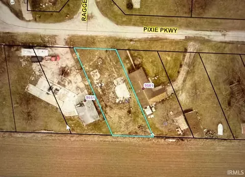 9561 E Pixie Pkwy, Cromwell, IN 46732 photo 1