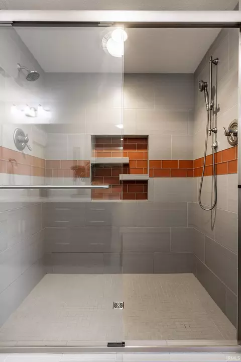 Bath - 273 S Roaring Fork Dr, Bloomington, IN 47401 photo 3 of 5