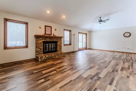Living - 1452 Inez St, Wabash, IN 46992 photo 4 of 10