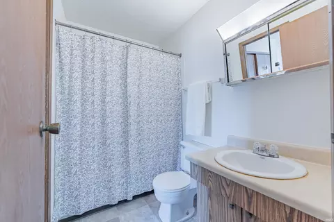 Bath - 565 E Graham Pl, Bloomington, IN 47401 photo 3 of 4