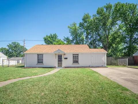 222 Kenmore Dr, Evansville, IN 47714