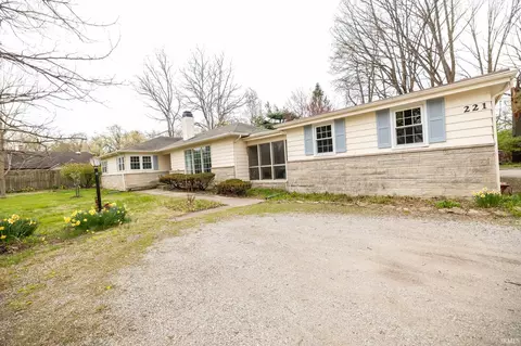 221 W Roselawn Dr, Logansport, IN 46947