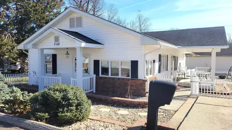 302 15th St, Winona Lake, IN 46590