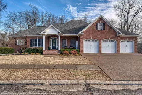 6055 Pfafflin Lake Blvd, Newburgh, IN 47630