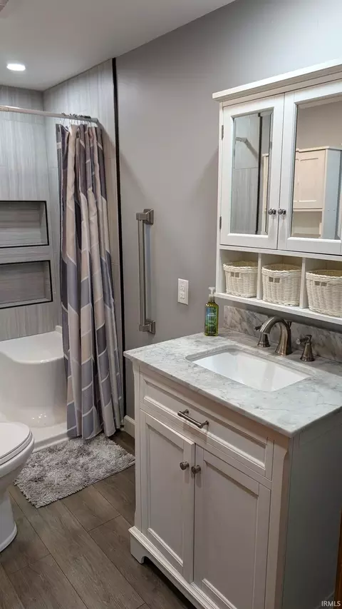 Bath - 4420 E 100, Marion, IN 46952 photo 2 of 4