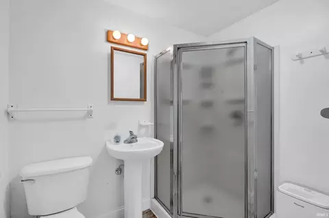 Bath - 3519 E Morningside Dr, Bloomington, IN 47408 photo 3 of 3