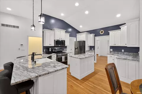1414 E Commander Ct, Bloomington, IN 47401 photo 5