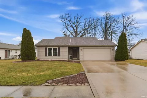 1102 Hideaway Dr, Auburn, IN 46706