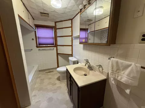 Bath - 5520 E 475 N, Howe, IN 46746 photo 1 of 2