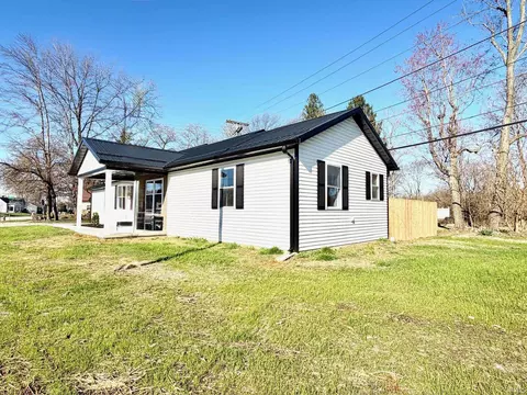 Exterior - 103 E Warren St, Mitchell, IN 47446 photo 3 of 11