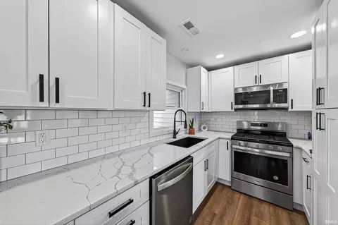 9061 E Hatchery Rd, Syracuse, IN 46567 photo 3