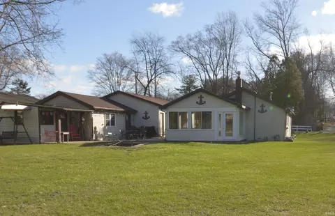 4669 Underwood Rd, Walkerton, IN 46574