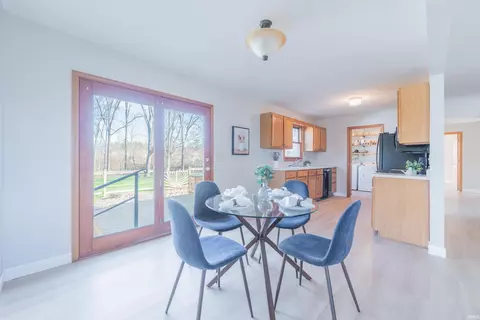 Dining - 5904 S Phyllis St, Bloomington, IN 47403 photo 2 of 2