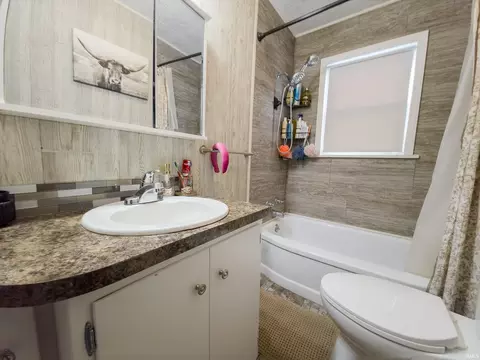 Bath - 118 E 12th St, Mount Carmel, IL 62863 photo 1 of 2