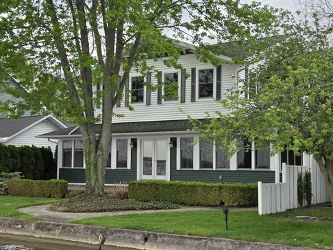 6592 E Waco Dr, Syracuse, IN 46567
