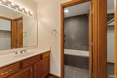 Bath - 50944 Pine Meadows Dr, Granger, IN 46530 photo 3 of 4