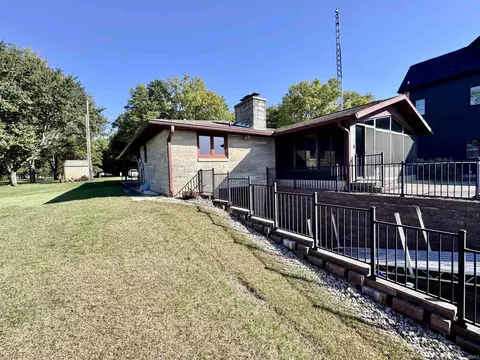 2922 S Country Club Dr S, Rochester, IN 46975