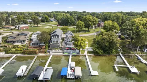 11247 N East Wawasee Dr, Syracuse, IN 46567
