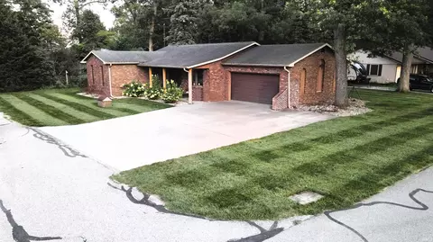 509 E Woodlawn Dr, Winamac, IN 46996