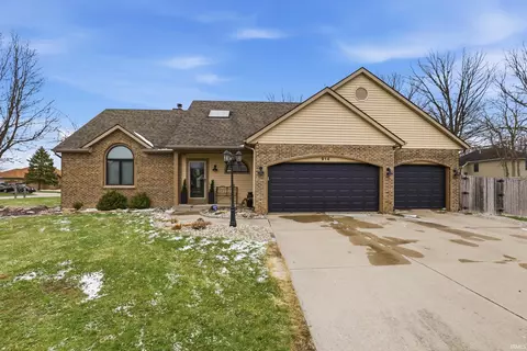 914 Lakeview Dr, Auburn, IN 46706