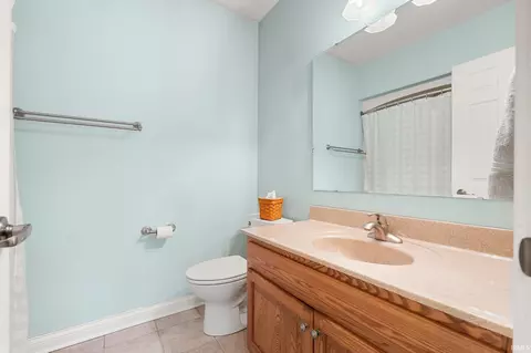 Bath - 1815 Bent Tree Ct, Auburn, IN 46706 photo 2 of 4