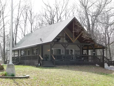 11087 S Trinity Ln, Pekin, IN 47165