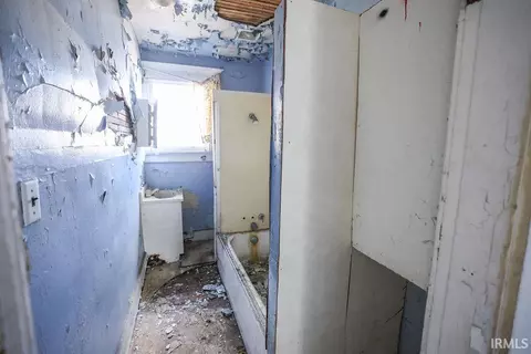Bath - 1114 Spring St, New Castle, IN 47362 photo 1 of 2