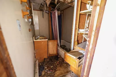 Bath - 1114 Spring St, New Castle, IN 47362 photo 2 of 2