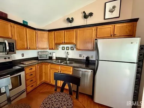 Kitchen - 3829 S Laurel Ct, Bloomington, IN 47401 photo 3 of 4