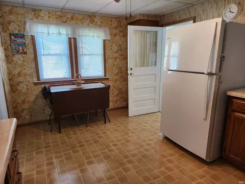 Kitchen - 407 E Cable Ln, Syracuse, IN 46567 photo 2 of 3