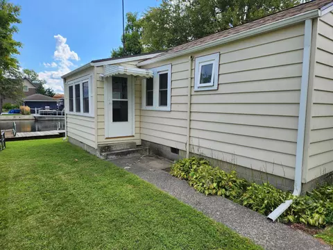 Exterior - 407 E Cable Ln, Syracuse, IN 46567 photo 3 of 4