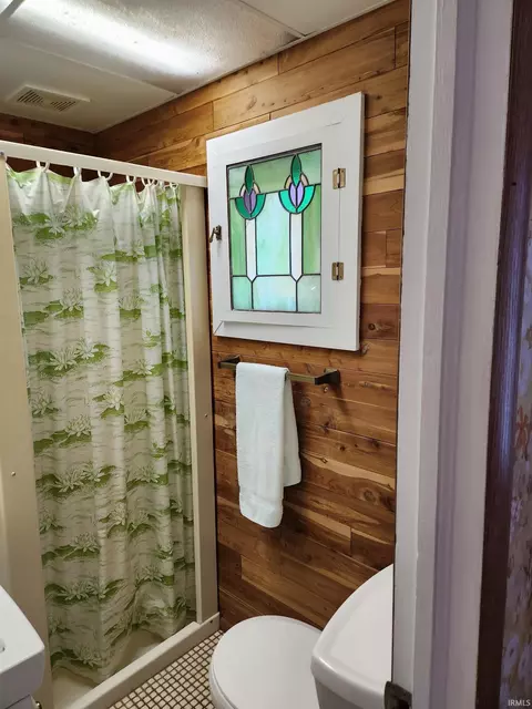 Bath - 407 E Cable Ln, Syracuse, IN 46567 photo 1 of 1