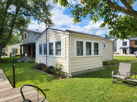Exterior - 407 E Cable Ln, Syracuse, IN 46567 photo 2 of 4
