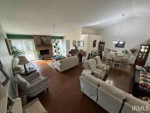 Living - 706 E Pepperridge Dr, Bloomington, IN 47401 photo 2 of 5