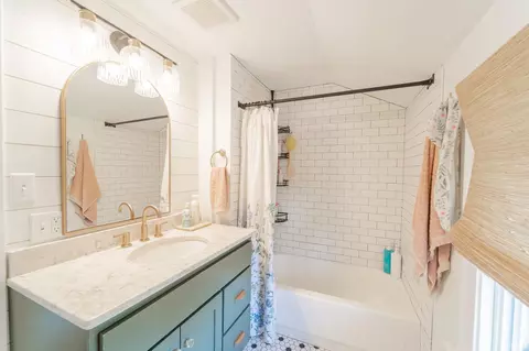 Bath - 207 E John St, Nappanee, IN 46550 photo 2 of 3