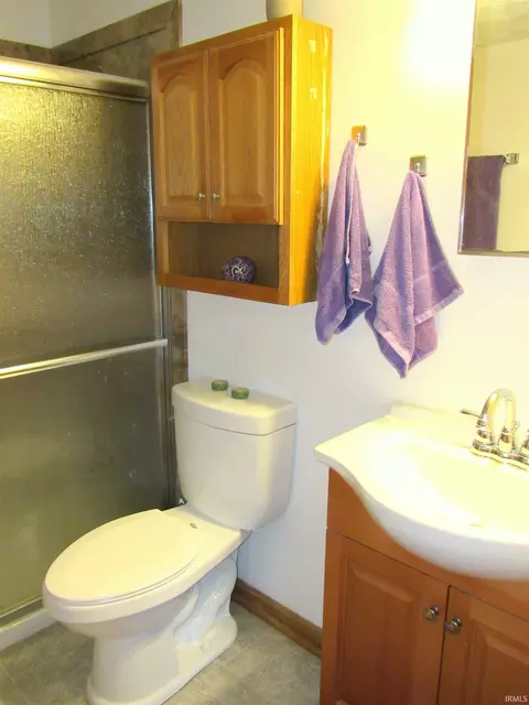 Bath - 714 E Allendale Dr, Bloomington, IN 47401 photo 5 of 6