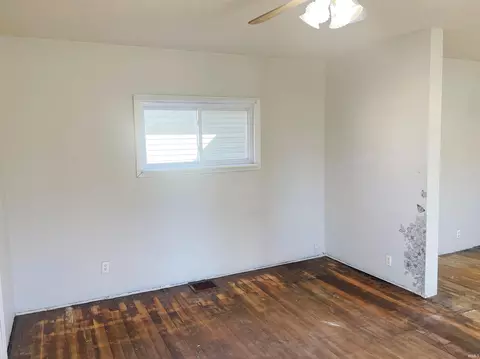 Living - 347 E Main St, Wabash, IN 46992 photo 4 of 6