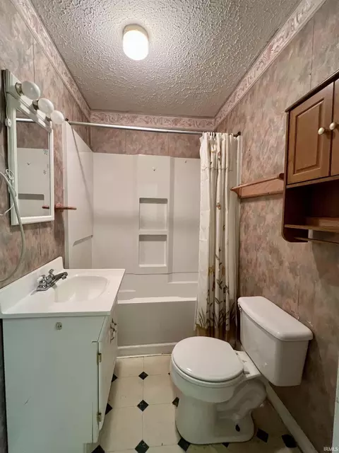 Bath - 324 W Grissom Ave, Mitchell, IN 47446 photo 1 of 2