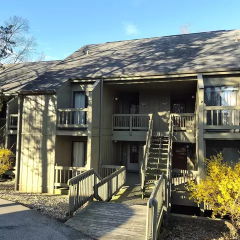 9008 S Pointe Ridge Ln, Bloomington, IN 47401
