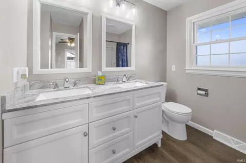 Bath - 1517 Gregory Ln, Jasper, IN 47546 photo 1 of 4