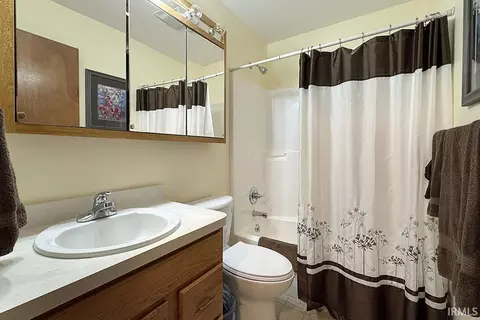 Bath - 924 Eagle Dr, Goshen, IN 46526 photo 2 of 2