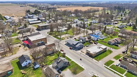 418 Defiance St, Howe, IN 46746