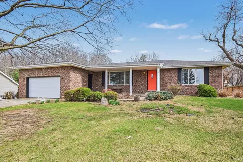 12060 N Woodland Acres Dr, Syracuse, IN 46567