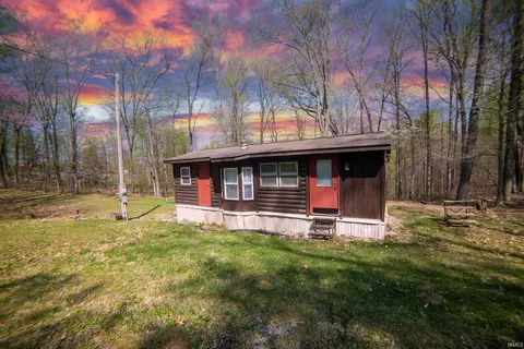 1423 N Lawrence Hollow Dr, Bloomfield, IN 47424