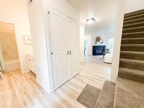Entry Way - 4 Boulder Ct, Nappanee, IN 46550 photo 1 of 3