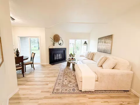 Living - 4 Boulder Ct, Nappanee, IN 46550 photo 1 of 2