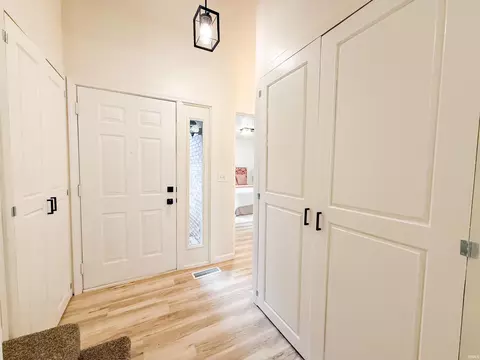 Entry Way - 4 Boulder Ct, Nappanee, IN 46550 photo 2 of 3