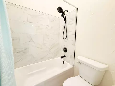 Bath - 4 Boulder Ct, Nappanee, IN 46550 photo 2 of 8