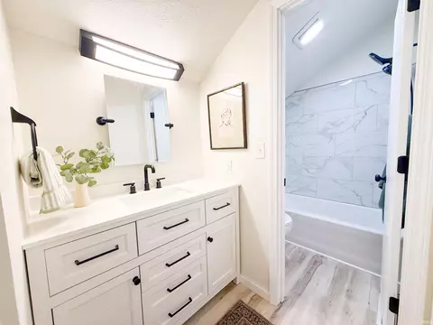 Bath - 4 Boulder Ct, Nappanee, IN 46550 photo 5 of 8